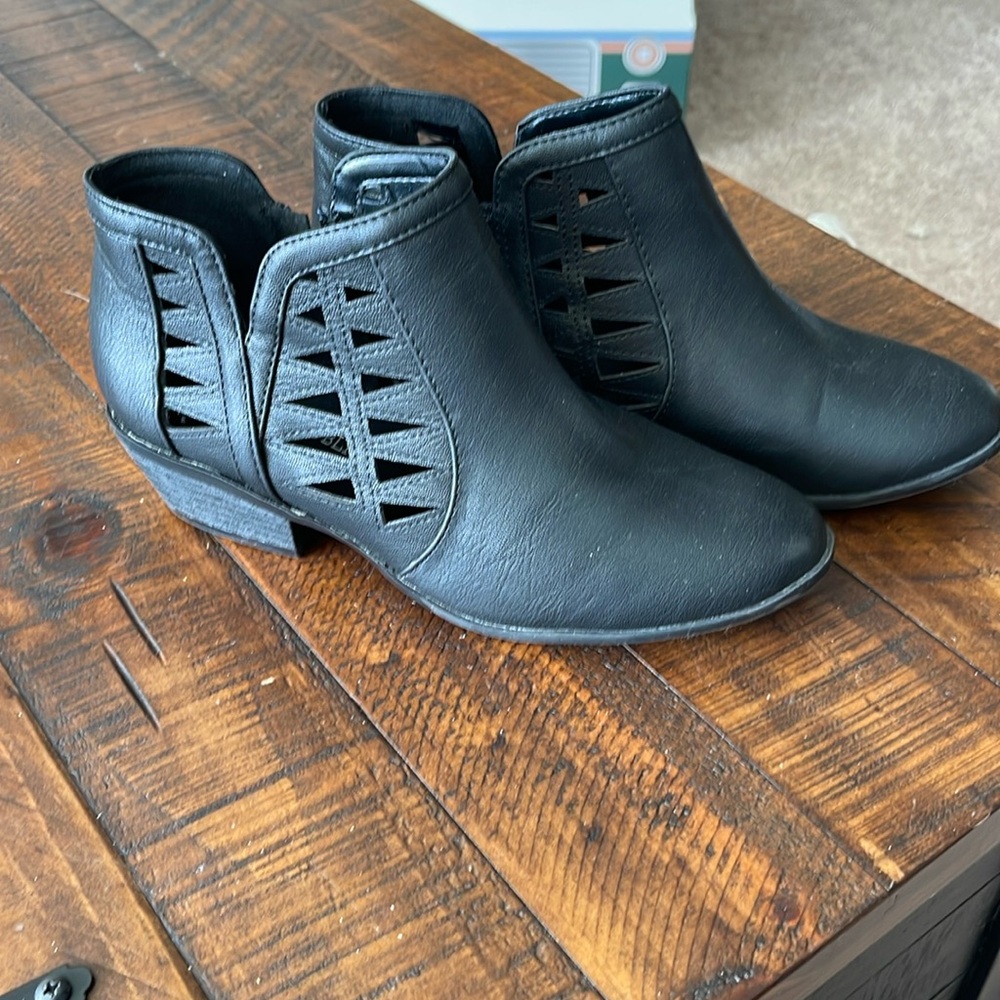 Macrorepublic Women’s size 7.5 black booties